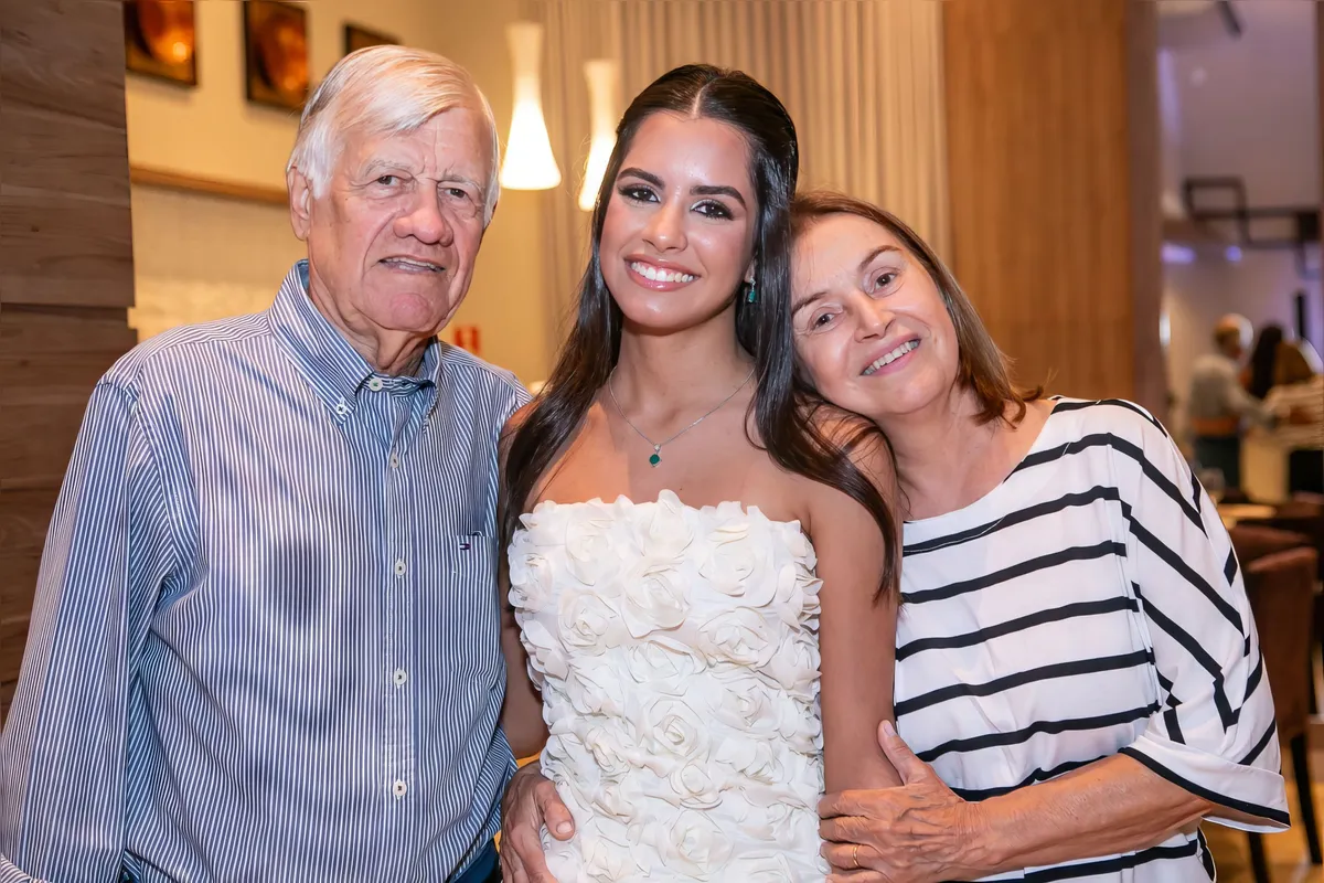 Julia entre os avós paternos: Walter e Sirlene Campana