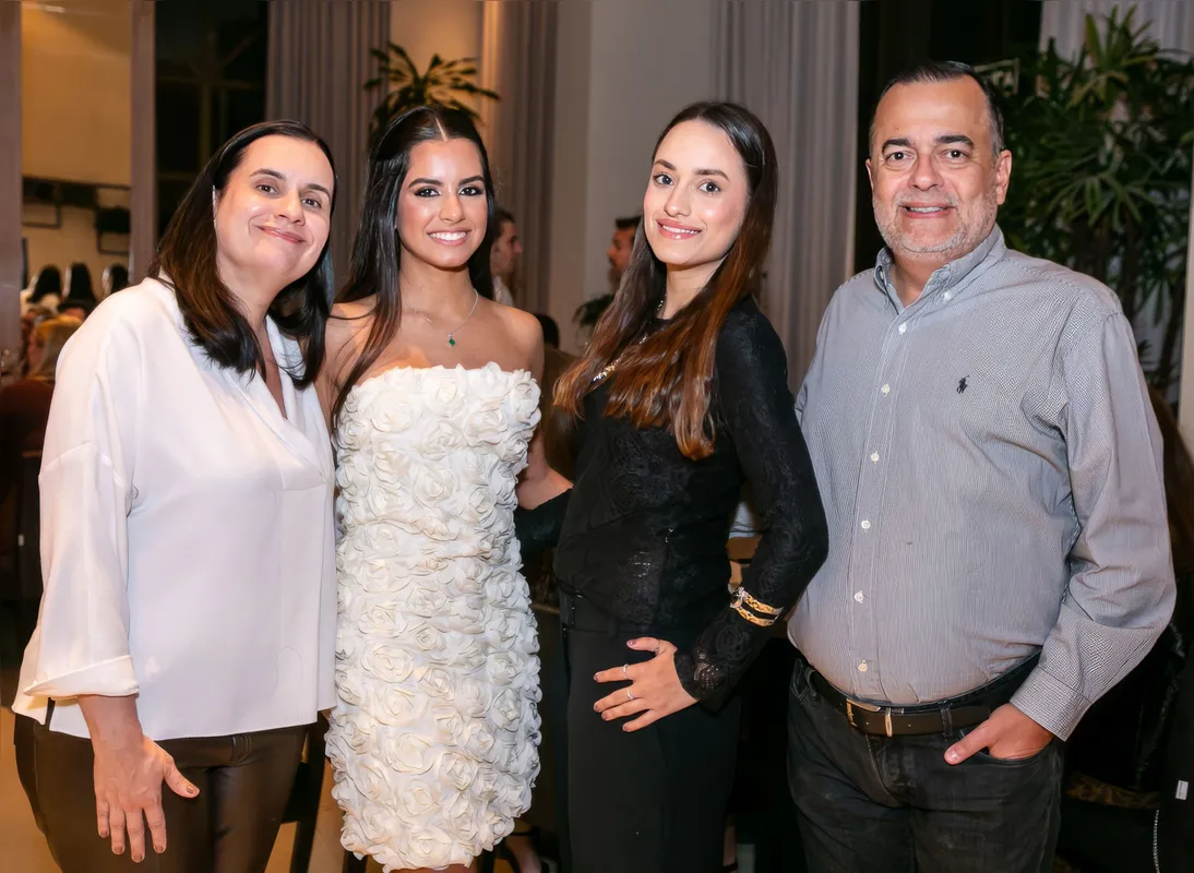 Júlia entre Patrícia, Maria e Guilherme Garcia Cid Sacchetin