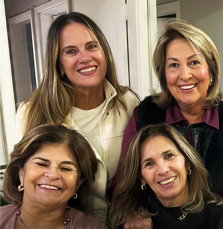 Patrícia Garcia e Nádia Moura( em pé) com Isamara Sacchetin Marçal e Márcia Marginez (sentadas)