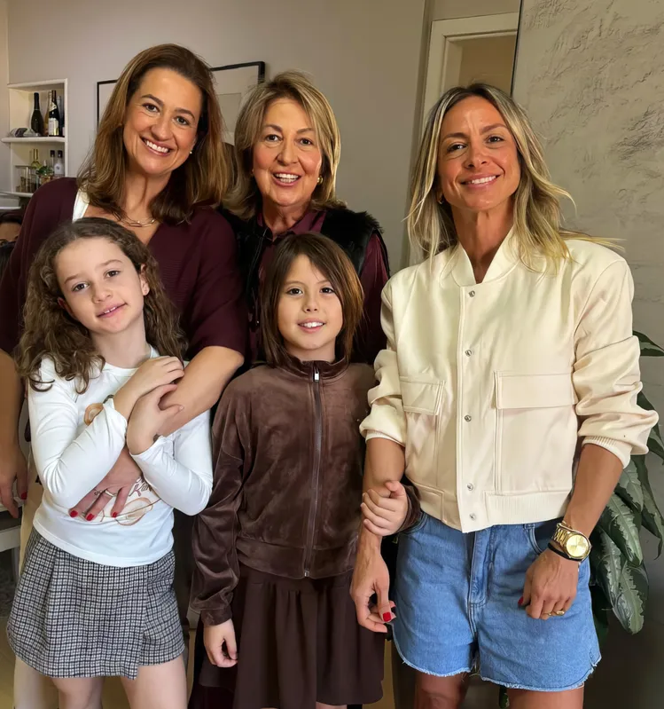A aniversariante entre as filhas Maria Fernanda de Moura Galvão e Mariana Oliveira De Moura e as netas Carolina Galvão e Sofia Moura Viggiani