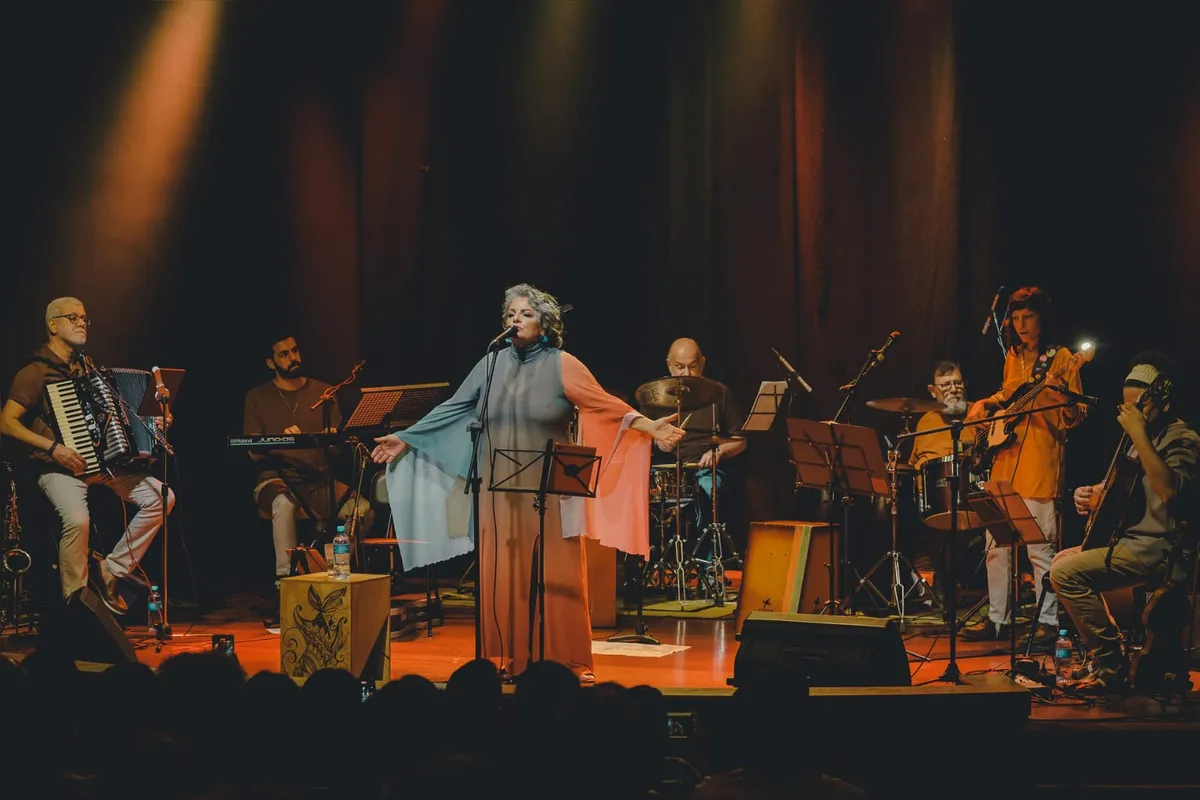 Na AML Cultural Tetê Devides apresenta o show "Do Ouro Lado do Rio"