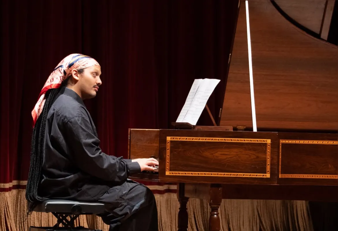 Gonzalo Rebeläto apresenta o recital "O Cravo Barroco: do som à palavra" no Teatro Crystal