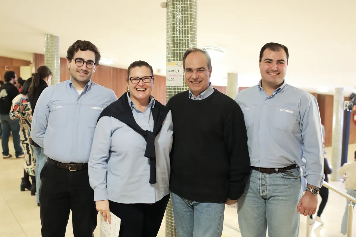 Daniela e José Henrique de Souza Gomes com os filhos José Francisco e Pedro Henrique