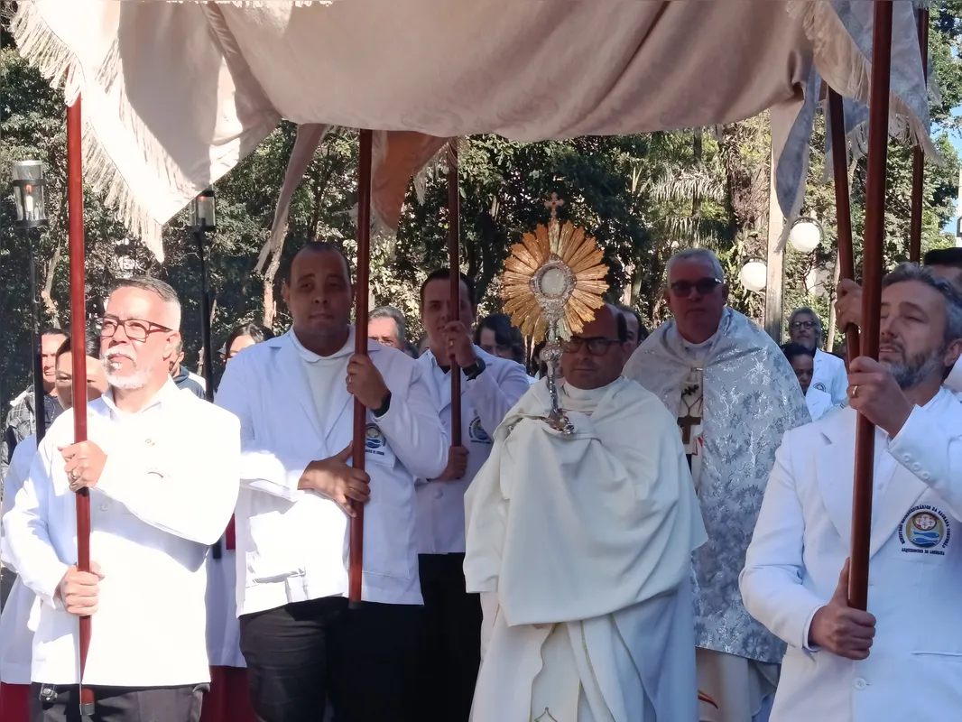 Imagem ilustrativa da imagem Fieis celebram Corpus Christi com procissão em volta da Catedral