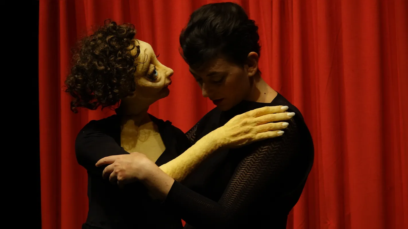 "Edith & Me": espetáculo autobiográfico de Yael Rassoly combina teatro, manipulação de bonecos, música, canto e artes visuais