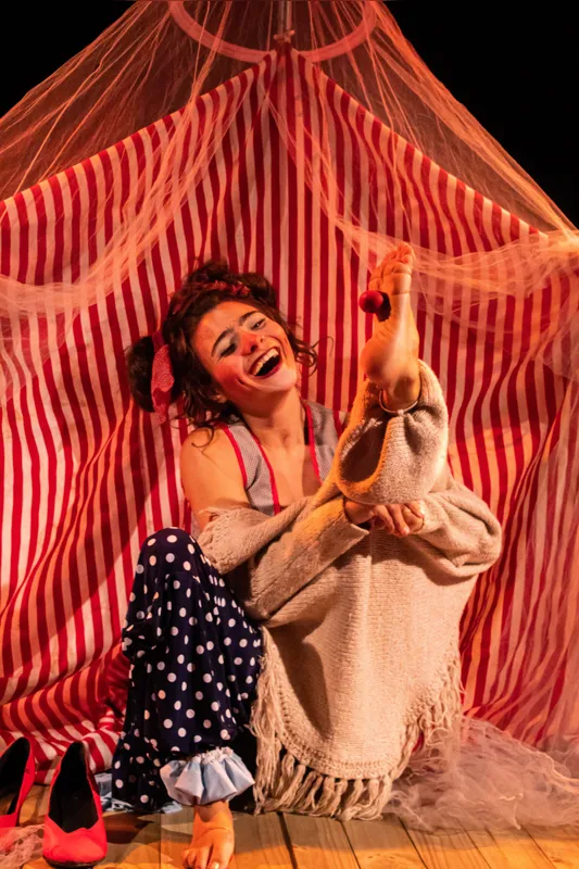 "Circo de Los Piés": montagen de animação cômica da La Luna Cia de Teatro (SC) mostra que pés também podem "voar"