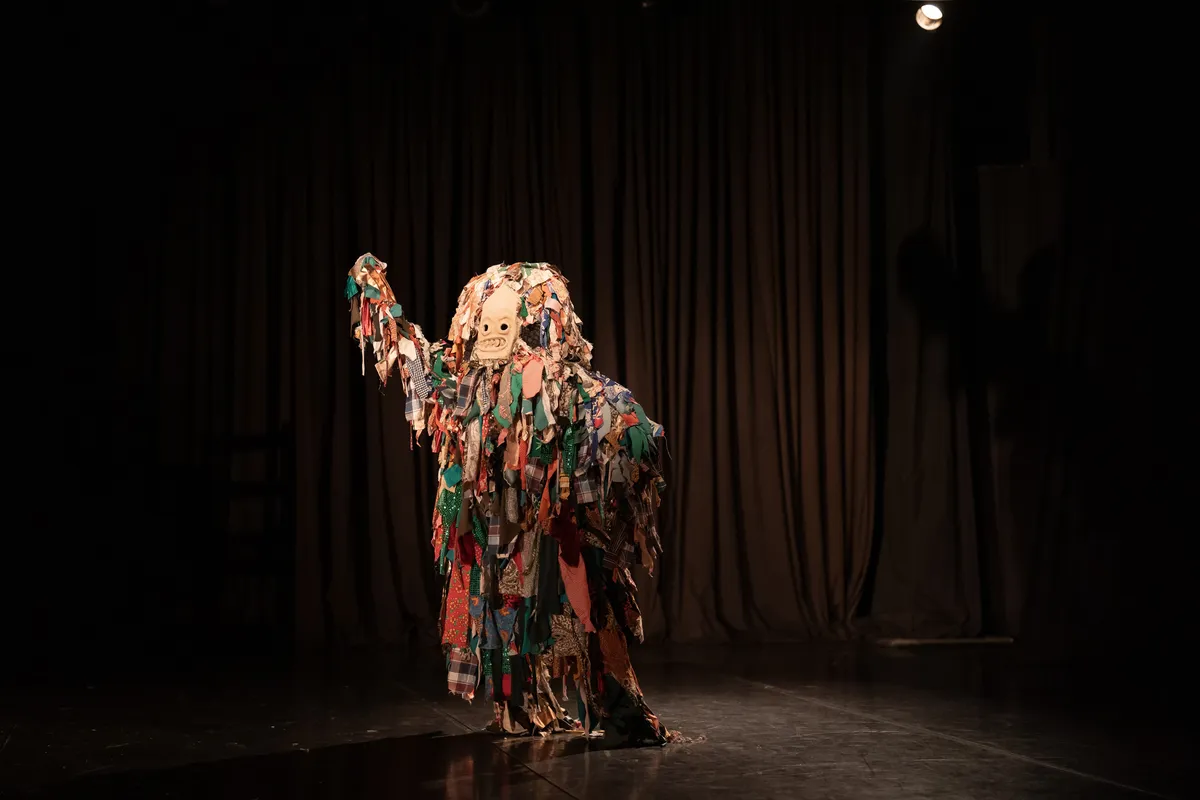 "O Conto de Paredes Trincadas", da Cia Nua de Teatro, traz uma reflexão sobre a guerra no domingo (14)
