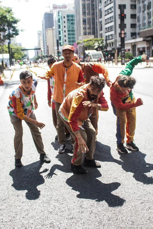 Mané Boneco é um espetáculo de rua do grupo Zumb.Boys (São Paulo) que foi criado na periferia e acumula uma longa trajetória de pesquisa e produção de dança