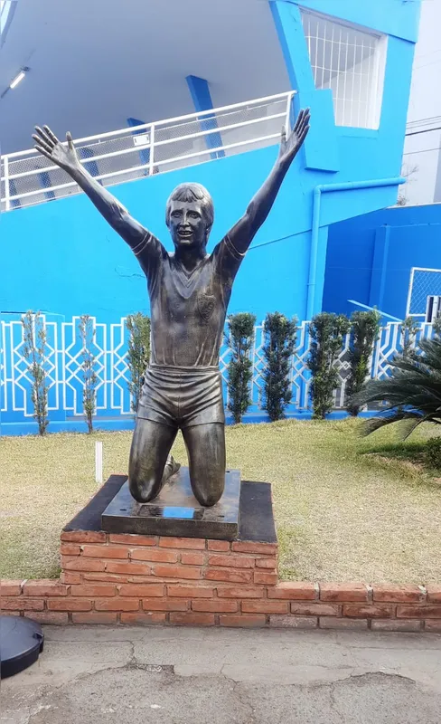 Imagem ilustrativa da imagem Ídolo Garcia saúda a torcida na entrada do LEC