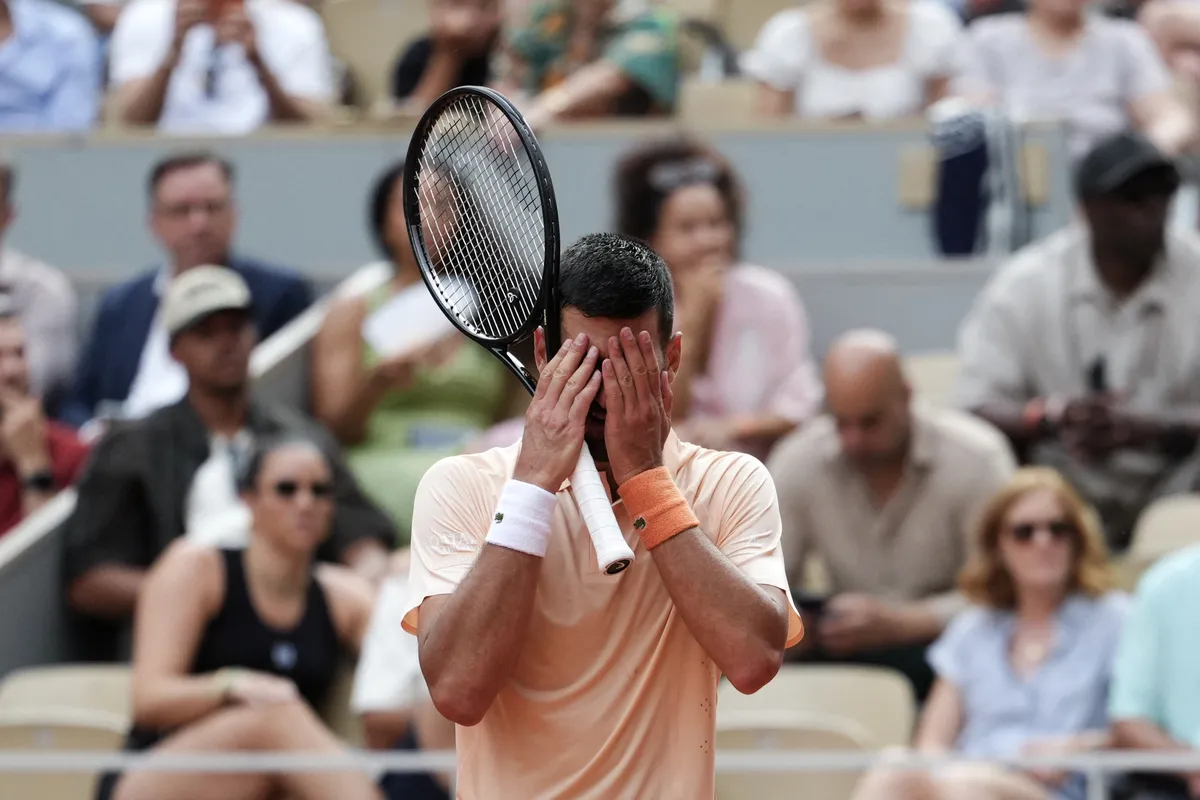 Imagem ilustrativa da imagem João Fonseca vence Djokovic em virada épica e vai às oitavas de Roland Garros
