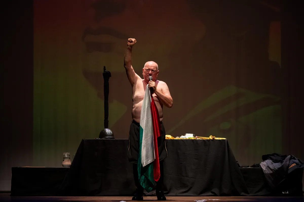 Leo Bassi: “A verdadeira missão do palhaço é a crítica social; é saber usar o riso para fazer as pessoas pensarem sobre a realidade”