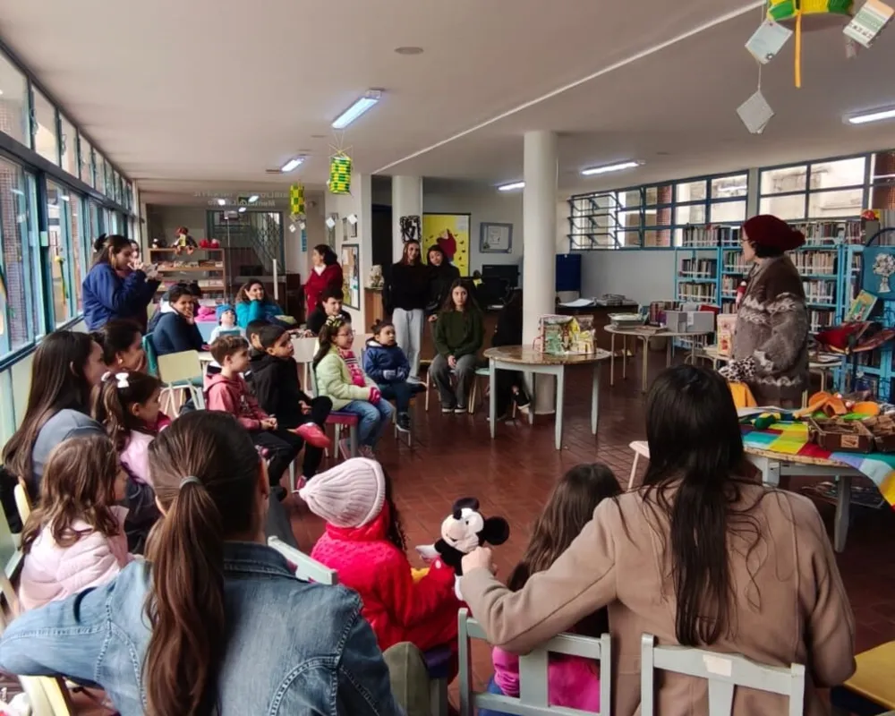 Contação de hoistórias na Bibilioteca Infantil de Londrina: função essencial é formar leitores e garantir que novas gerações descubram o prazer da leitura