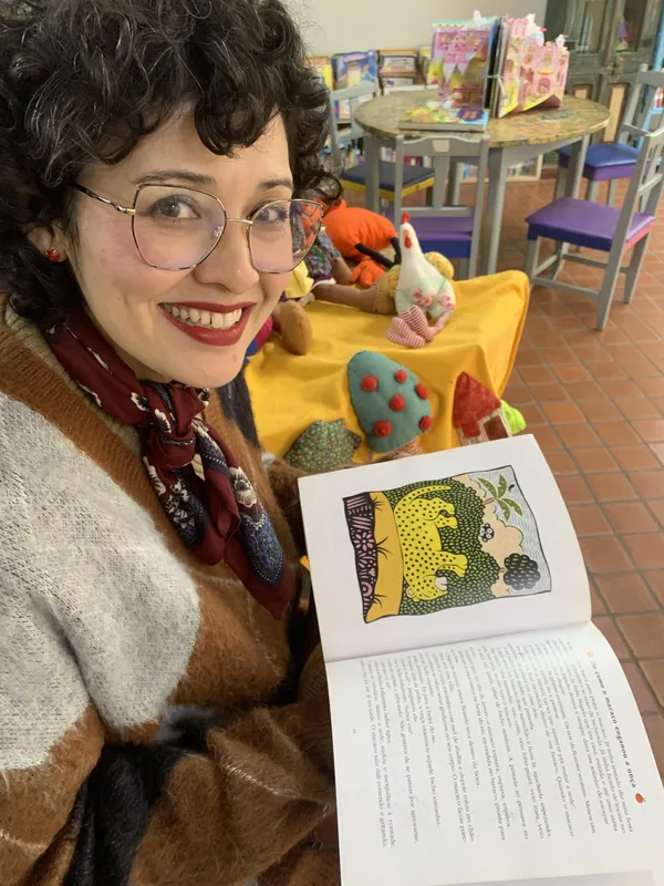 Renata Suzue Ogata, contadora de história da Biblioteca Infantil de Londrina: "Os livros oferecem experiências que as telas não substituem”