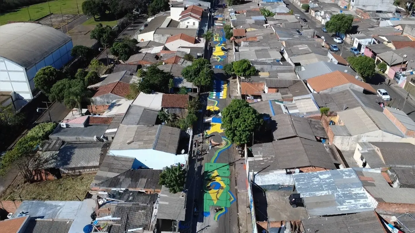 Moradores da Bratac pintaram mais de 300 metros da “Terceira Rua” em união, com elementos da Seleção e do bairro