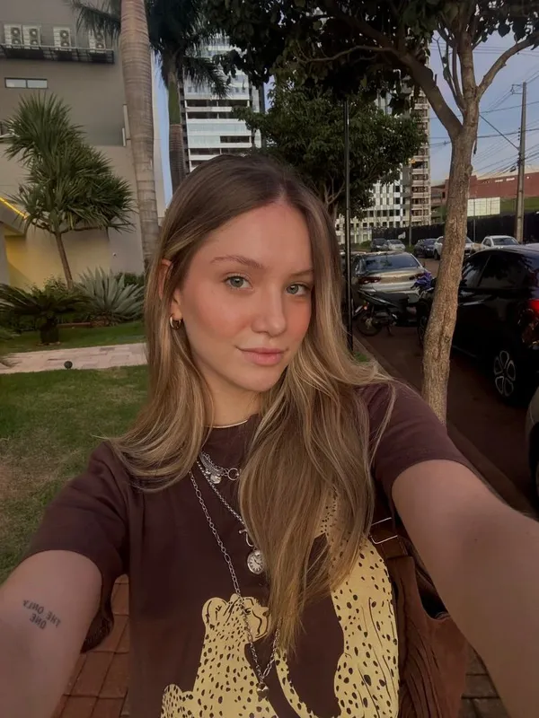 Maria Clara Smania, estudante de Direito, diz que ficou "completamente obcecada com a história do cantor" e, agora, ouve suas músicas diariamente