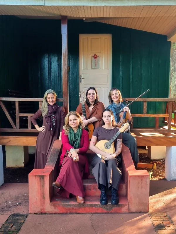 "Caipira Substantivo Feminino" é um show que destaca a participação das mulheres na música rural de 1940 a 1970 e conta com depoimentos reais durante a apresentação