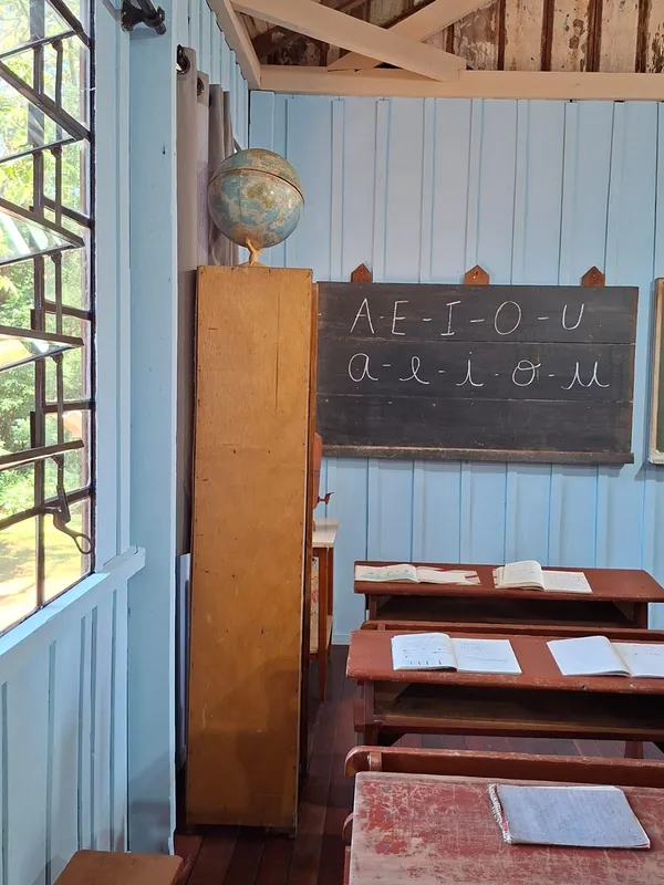 Antigos alunos se emocionam e os novos se surpreendem com o mobiliário escolar que atravessou décadas