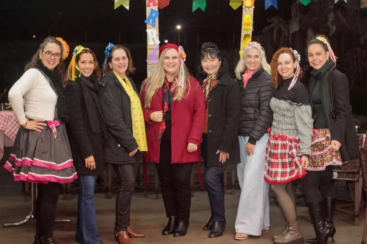 Ana Paula Minari, Juliana Amâncio, Elizabeth Debertolis, Marcia Mileski Martins, Ellis Tomanaga Eguedis, Angela Roeder, Paula Napo e Elizângela Ribeiro durante a festa junina da BPW