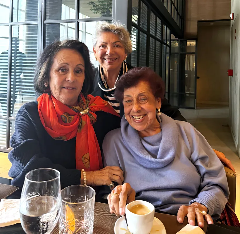 A aniversariante Maria Isabel Dias com Neusa Moraes e a doutora Maria de Lourdes Nascimento