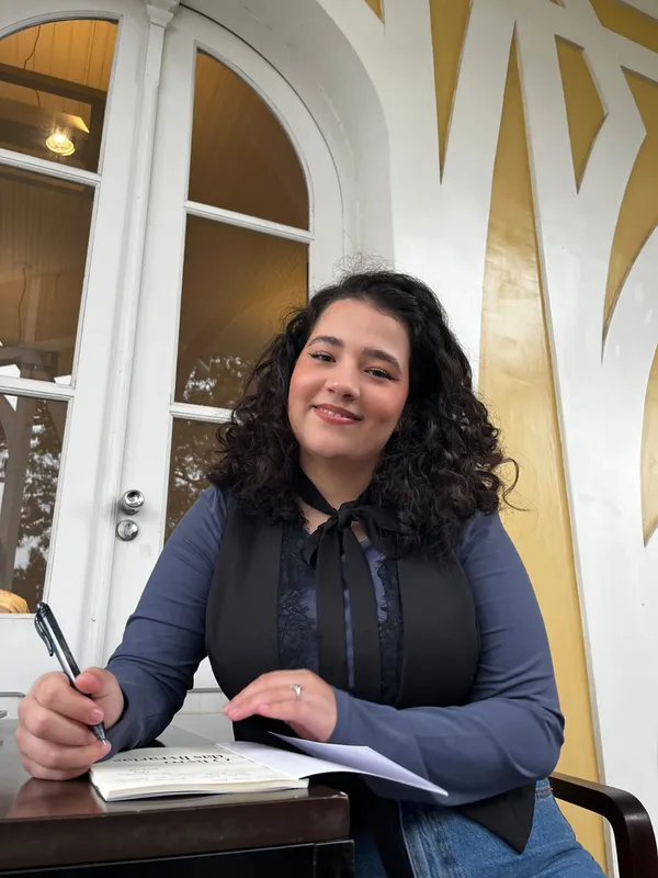 Nayara Almeida faz uma síntese cuidadosa das livrarias de Curitiba por onde circulam autores e leitores criando uma história deliciosa