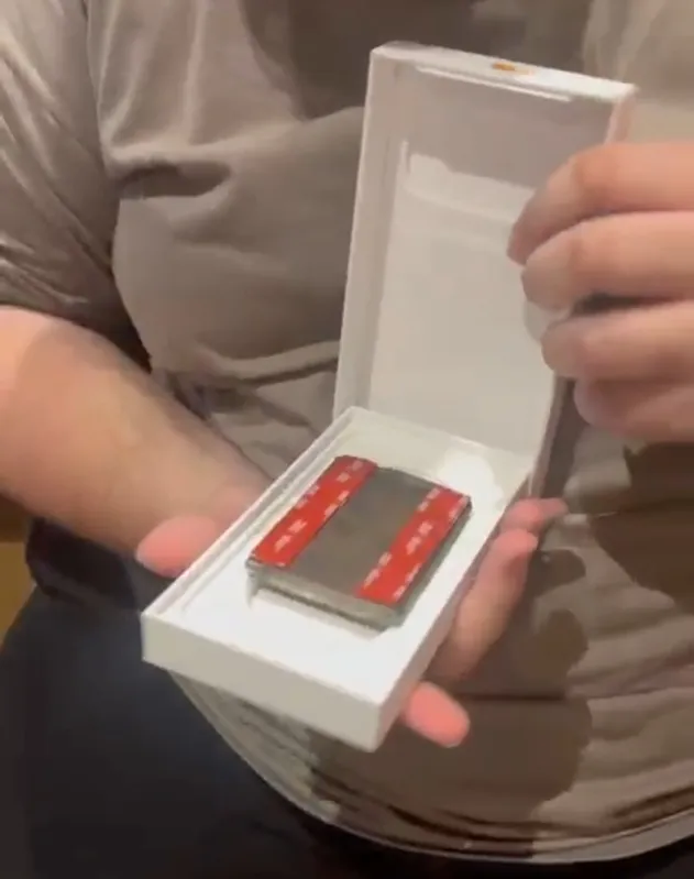 Ao abrir a embalagem, cada vítima encontrou uma pequena barra de ferro, imitando o peso do aparelho celular