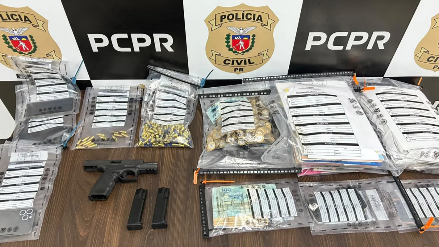 Cerca de R$ 12 mil foram apreendidos, junto de uma arma de fogo e munições