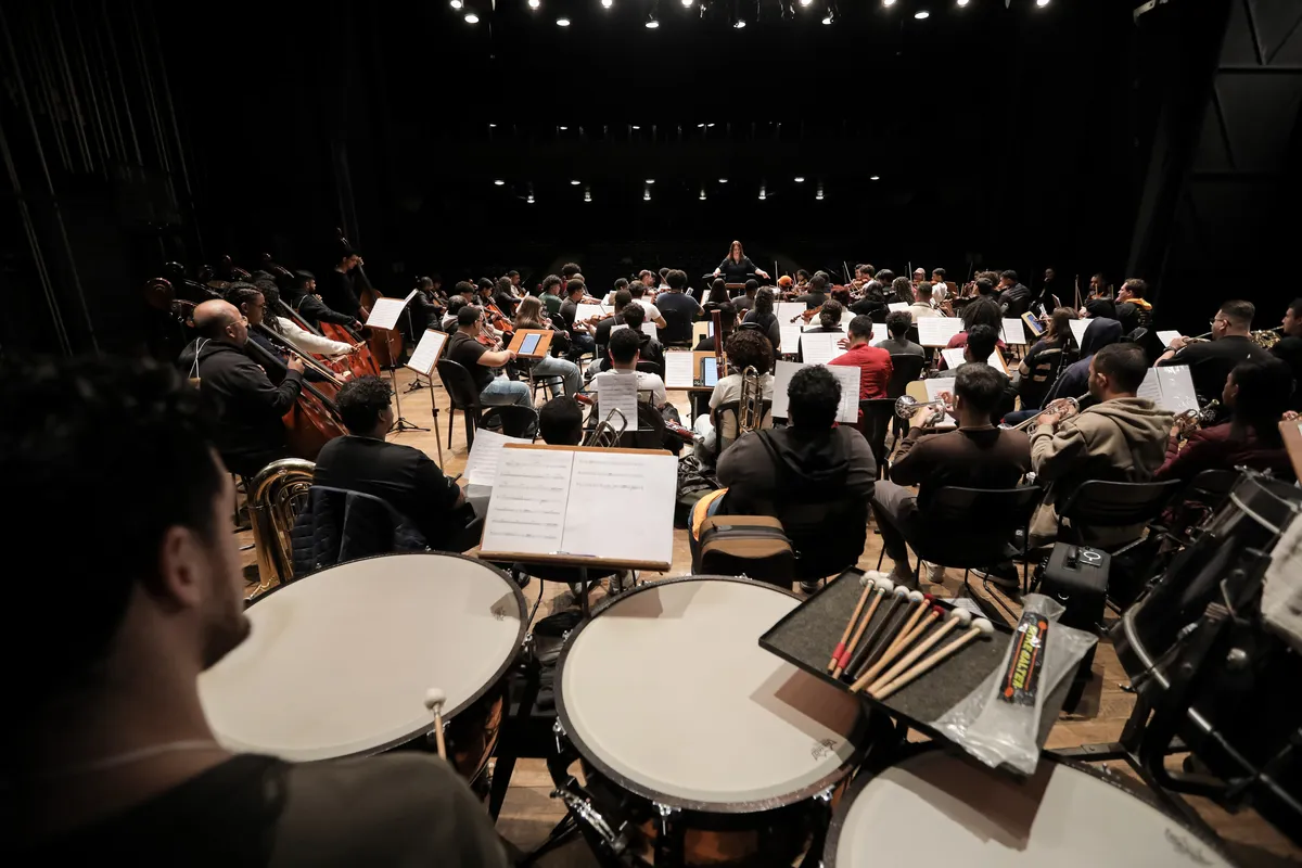 A Orquestra Brasileira de Projetos Socias reúne 102 jovens de vários estados do Brasil que formaram em Londrina um coletivo marcado pela pluralidade inclusiva