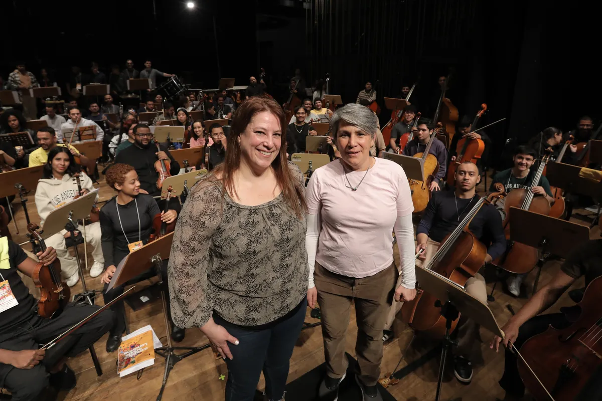 A maestrina Claudia Rieiro, reconhecida pela UNESCO como 'Jovem Artista da Paz', e Carla Rincon, Coordenadora Geral do Encontro de Orquestras Sociais no FIML