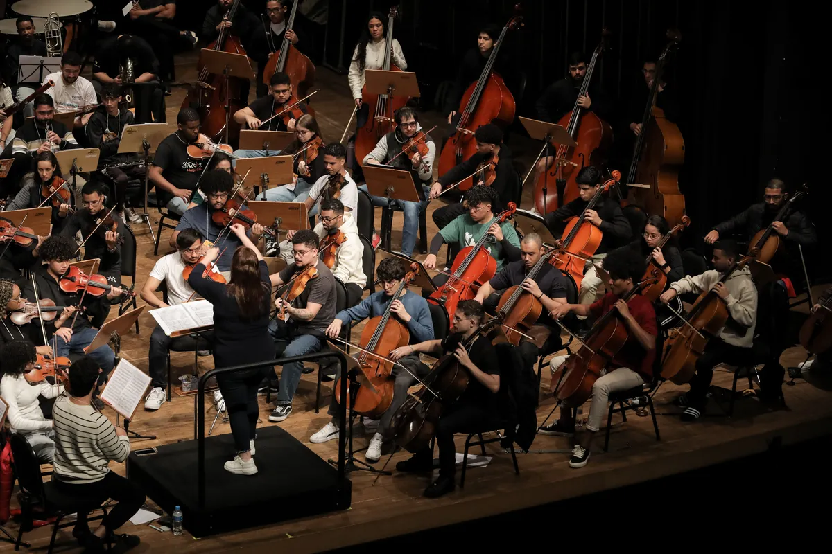 As orquestras sociais baseiam-se no ensino coletivo e na construção da cidadania através da formação musical de jovens