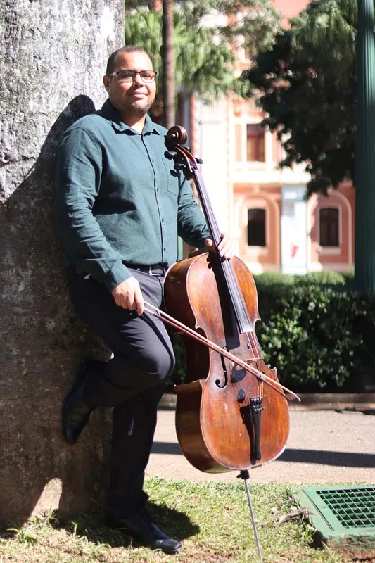 Lucas Barros, violoncelo principal da Orquestra Filarmônica de Minas Gerais, é o solista convidado