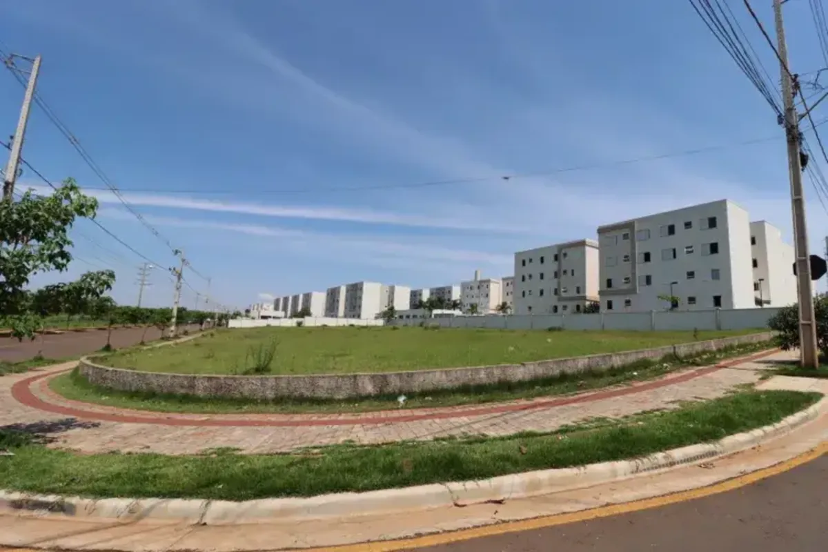 Vista lateral do terreno onde será implantada a UBS do Jardim Acquaville