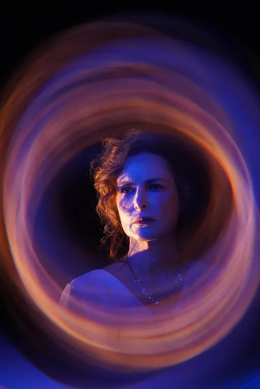 Ondina Clais interpreta Laura, protagonista do filme, uma atriz com trajetória dramática