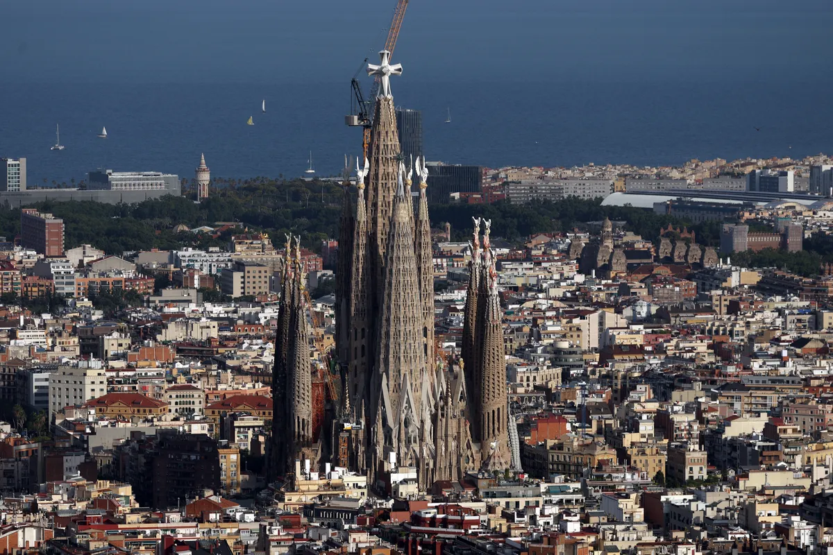 Vista da Basílica da Sagrada Família, obra arquitetônica inacabada de Gaudí em Barcelona