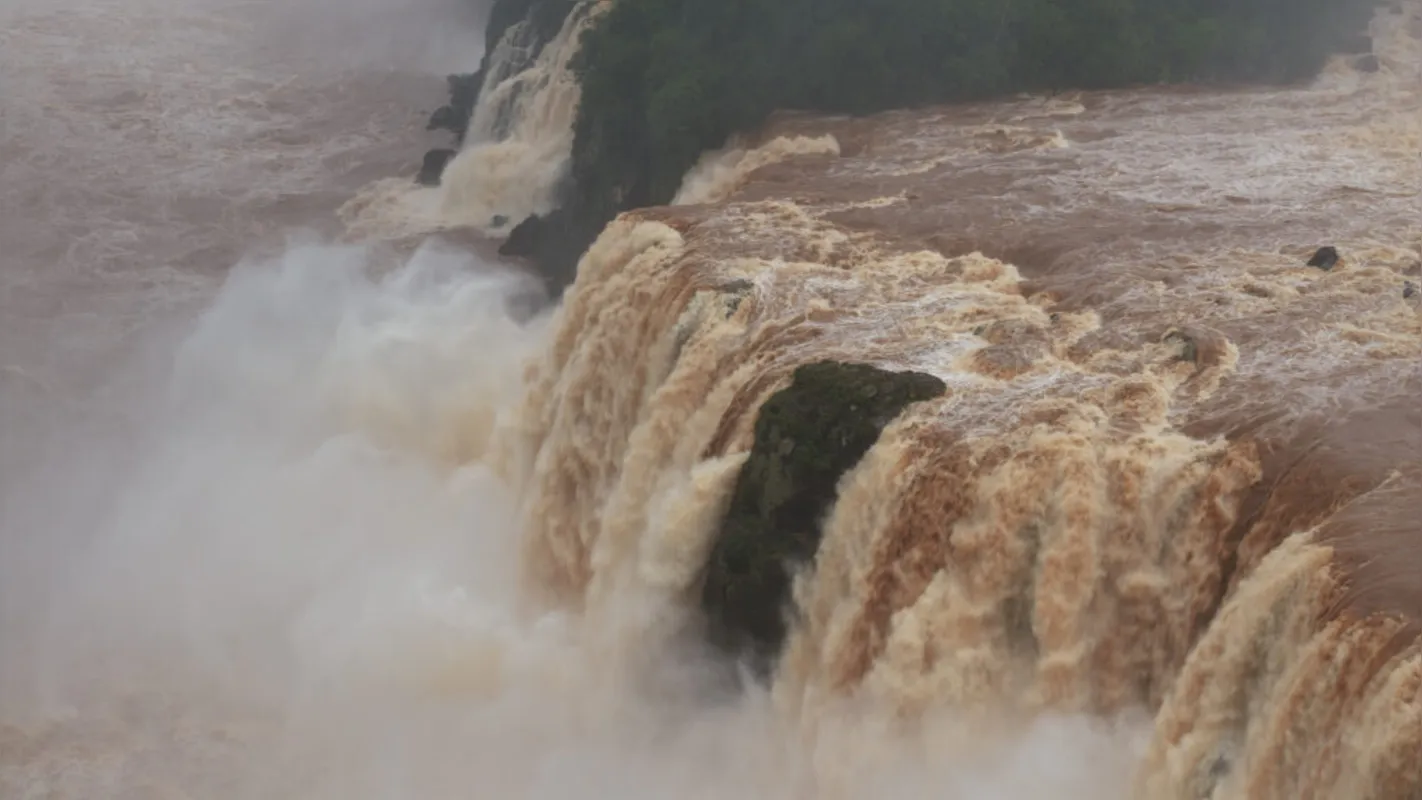 Imagem ilustrativa da imagem Passarela das Cataratas é reaberta após redução da vazão do Rio Iguaçu