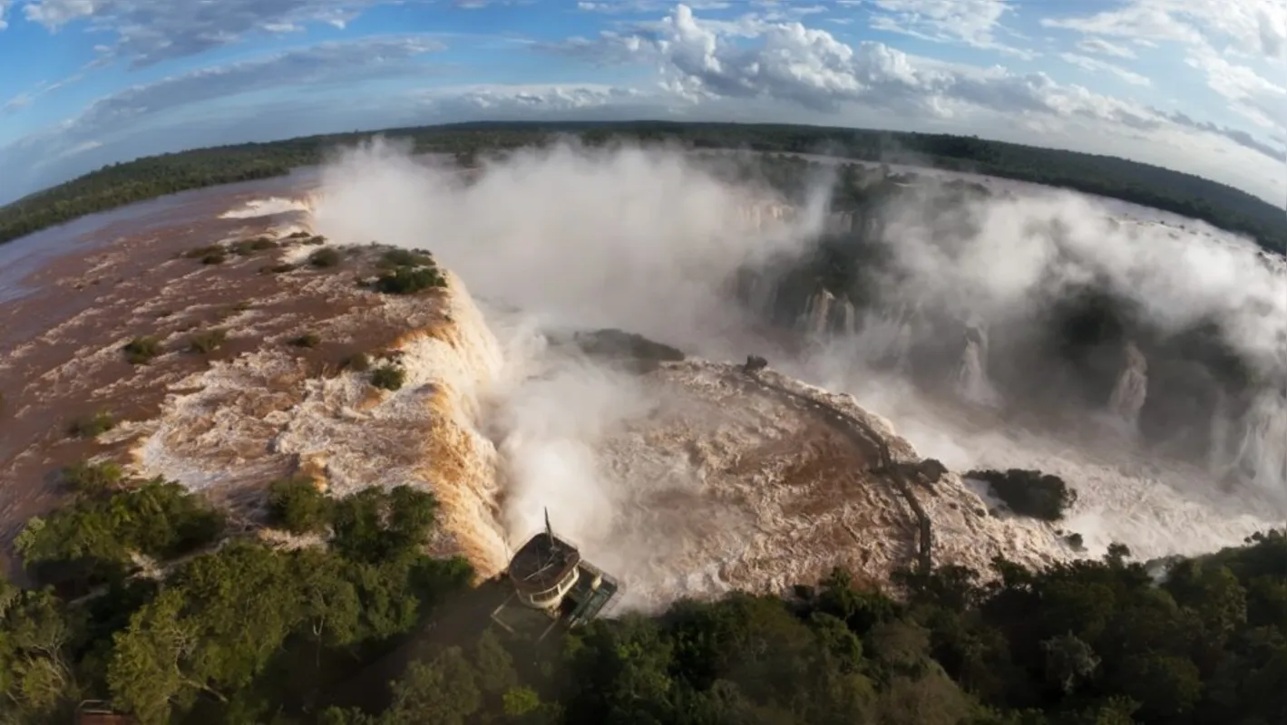 Imagem ilustrativa da imagem Passarela das Cataratas é reaberta após redução da vazão do Rio Iguaçu