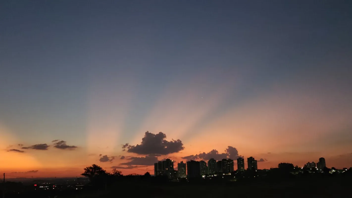 Imagem ilustrativa da imagem Pôr do sol - Maio... já está no final