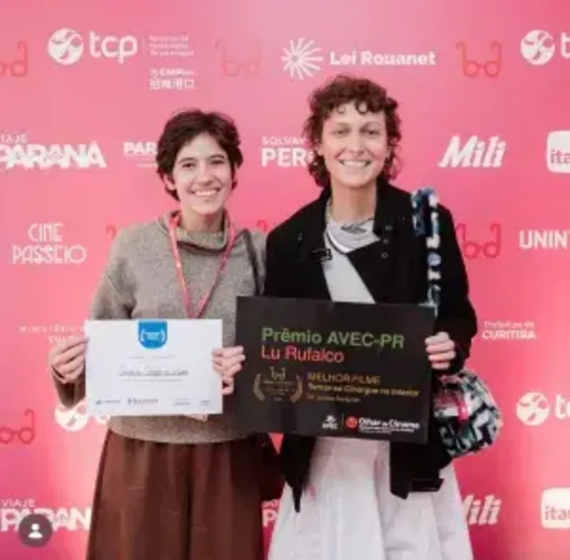 Louisa Savihnon e Luana Zaia receberam o prêmio na 15ª Mostra Olhar de Cinema, em Curitiba