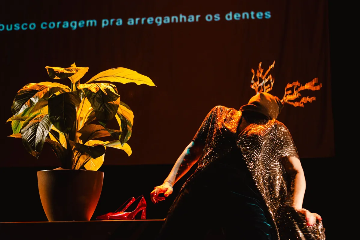 "Galhada - Em tempos de Fissura, do Teatro do Instante (Brasília) flerta com a ficção científica e os desafios planetários