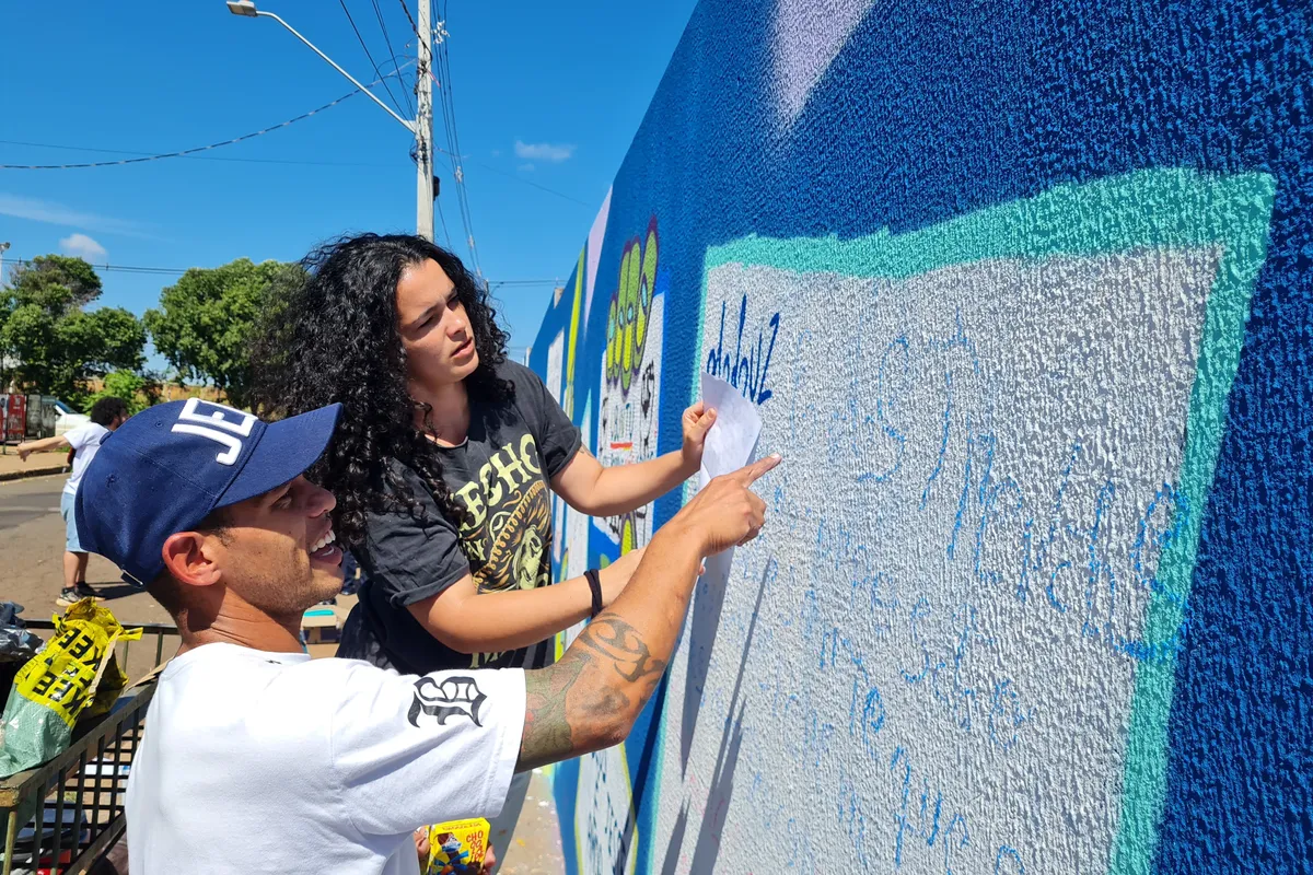 Oficina de grafite ministrada no Centro POP para pessoas em situação de vulnerabilidade social