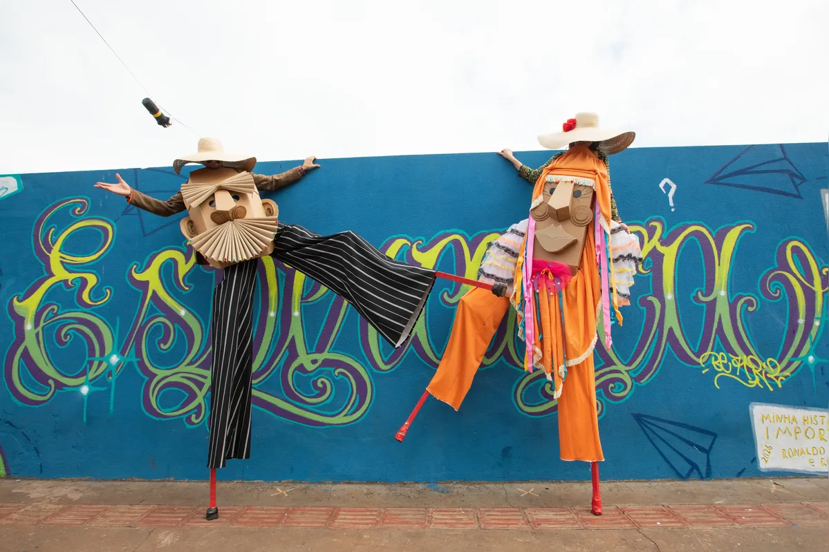 Gigantes de São João: toque lúdico no Sarau Artístico do centro POP com a participação da trupe Primavera Jataí