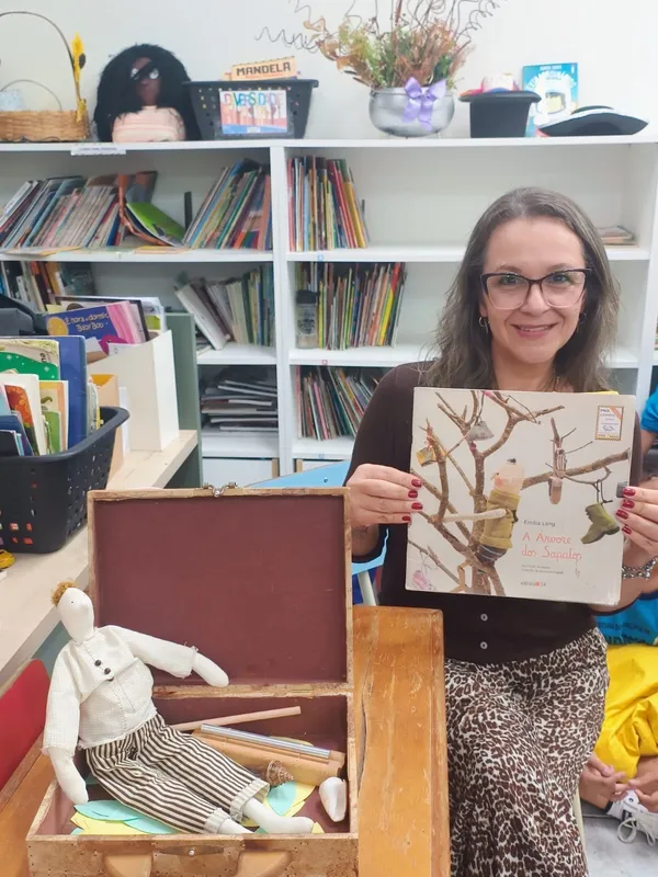 A professora regente de bibiblioteca e auxiliar de turmas, Aliny Perrota incentivou a leitura de livros que têm os sapatos como tema