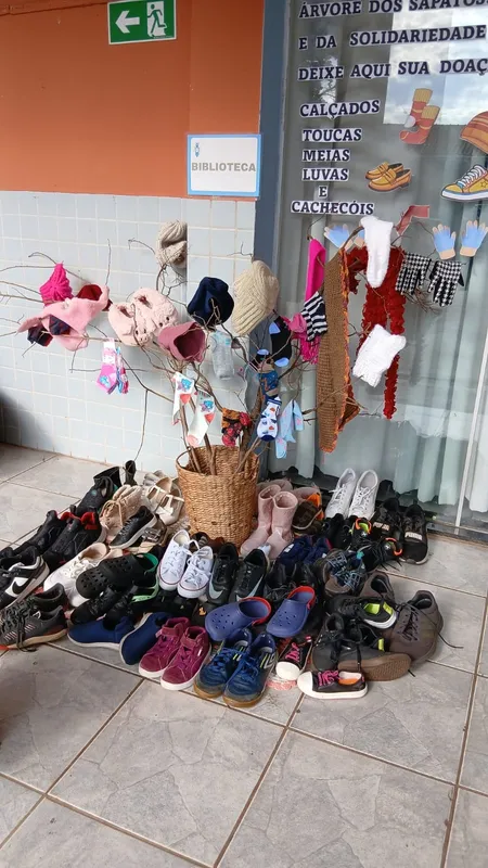 A “Árvore dos Sapatos e da Solidariedade” nasceu dentro da biblioteca da Escola Municipal, Norman Prochet: doações incentivadas a partir da leitura de livros infantis
