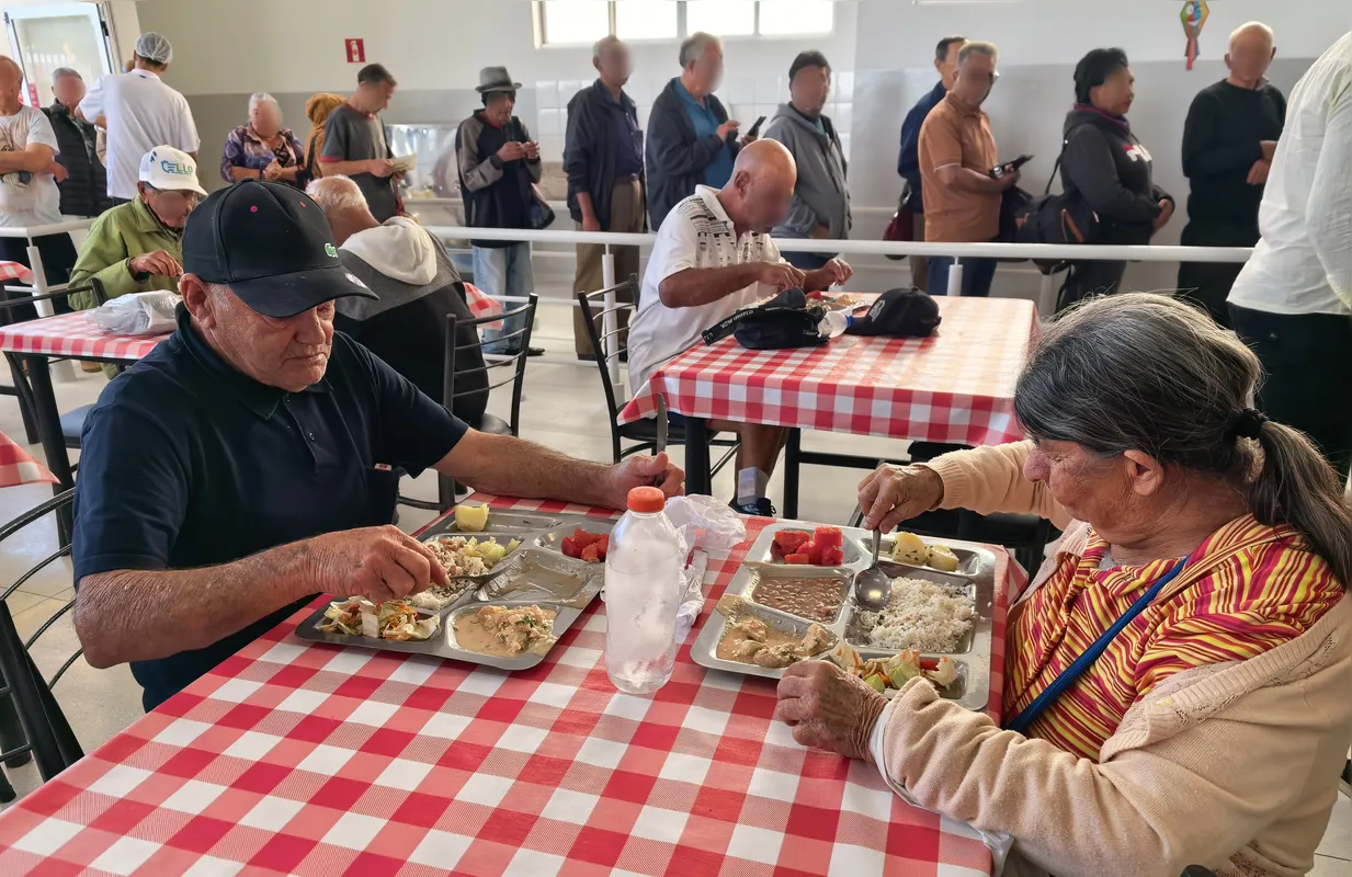 Osvandir Celso da Silva e Ivani Rosa Aparecida de Andrade se deslocam todos os dias do bairro União da Vitória até o Centro de Londrina para almoçar no Restaurante Popular