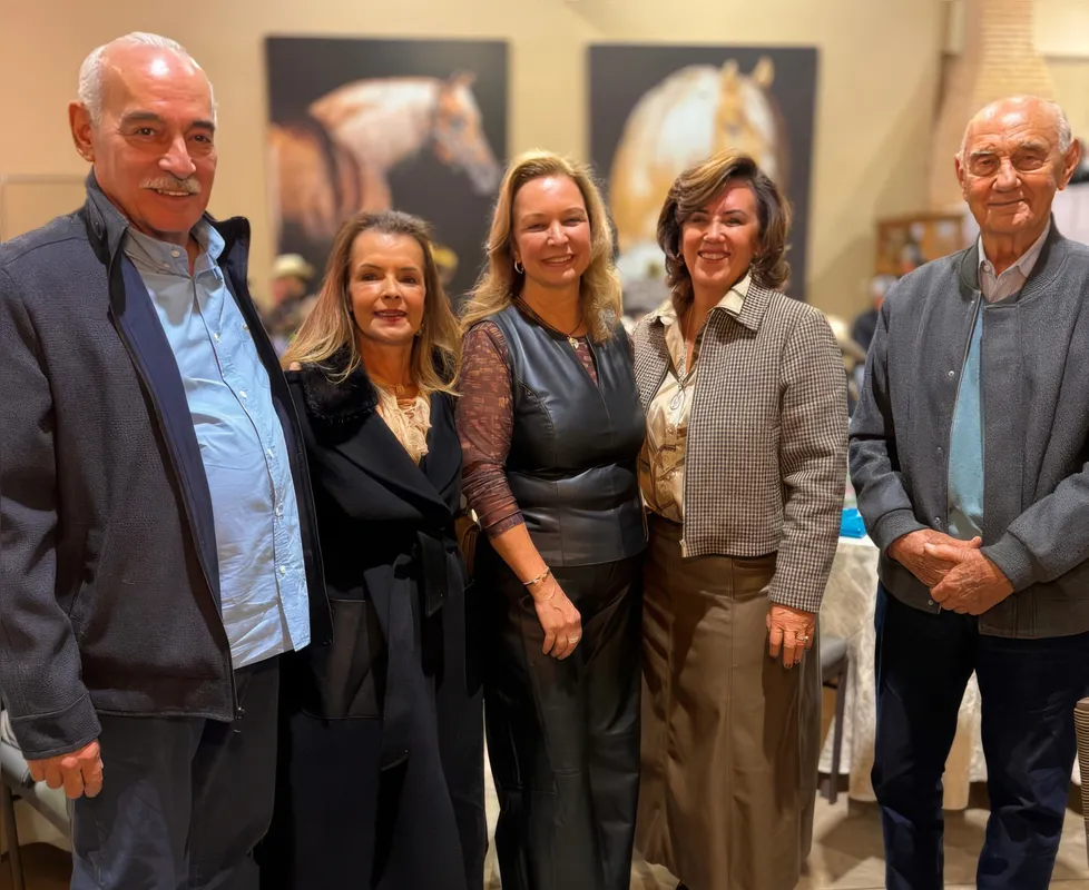 Carlos Alberto Feio Ribeiro e a esposa Rita, a anfitriã Denise Romanelli com Silvana Kantor e o pai, Oezir Kantor