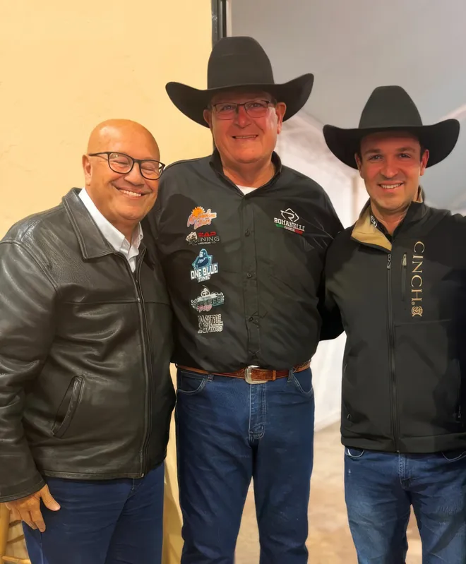 O deputado estadual Luiz Cláudio Romanelli com o promotor do Leilão, Ilson Romanelli e o filho Thiago Romanelli