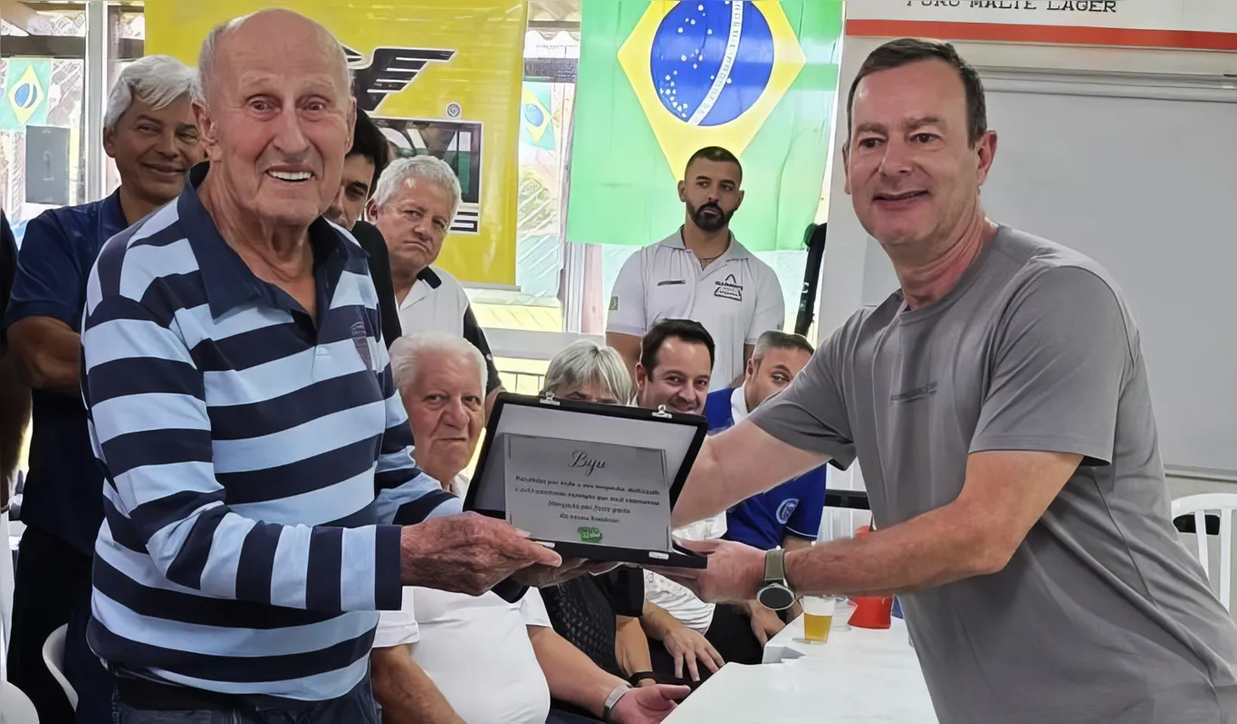 Um dos momentos marcantes do evento foi a homenagem ao Senhor Wilson Iurk (Biju), que aos 90 anos recebeu, na categoria Sênior, o nome da competição — Copa 10 Biju. O presidente do clube, Jéfferson Roth, entregou-lhe uma placa de reconhecimento pelas inúmeras vezes em que representou Campo Mourão em torneios nacionais.