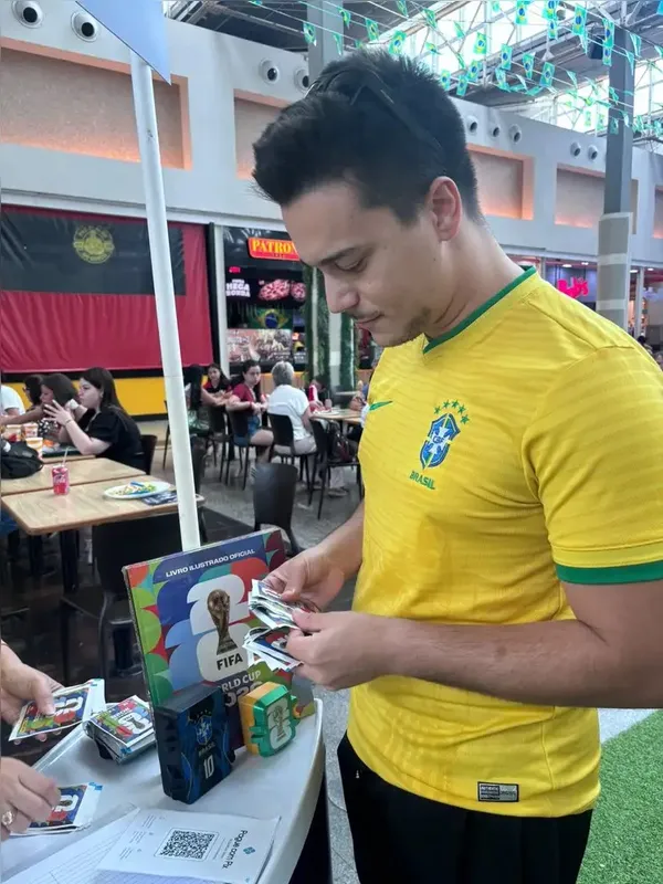 Para o colecionador Lucas Antonio Pinheiro, o álbum da Copa um investimento emocional e não somente uma despesa