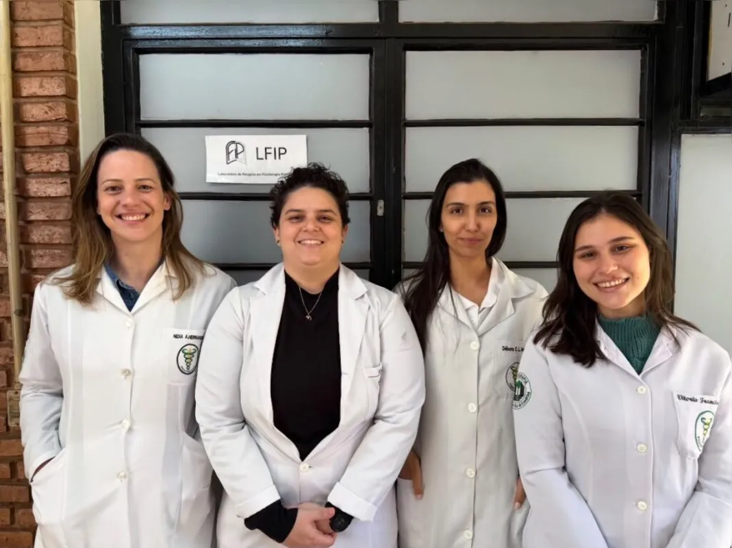 Da esq. para dir. Professora Nídia Hernandes e estudantes integrantes do Laboratório de Pesquisa em Fisioterapia Pulmonar. (Foto: arquivo pessoal)