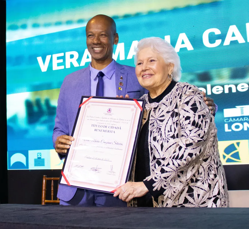 Vera Canziani Silveira recebe o título das mãos do autor da proposta vereador Sidnei Matias