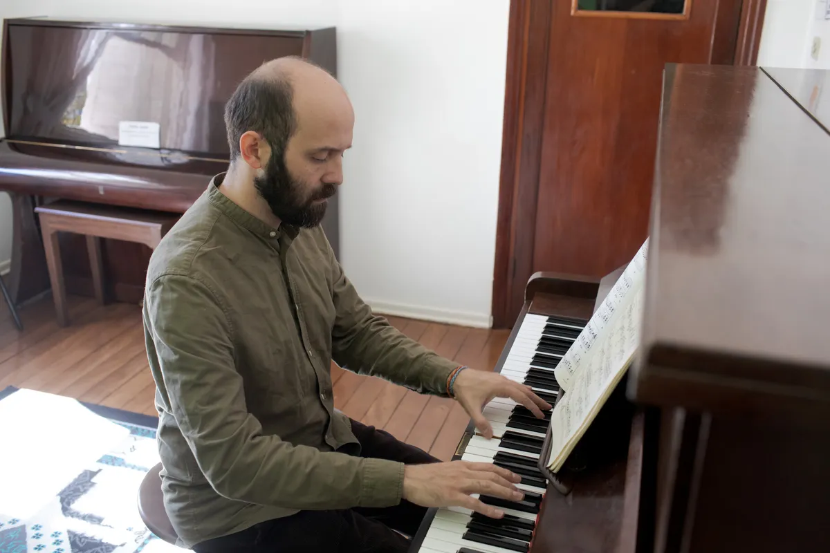 Paulo Meirelles se apresenta no teatro do Hotel Crystal alternando composições de Chopin e Almeida Prado